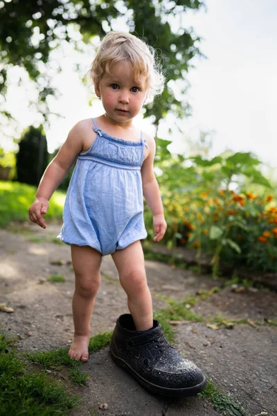 Kleines Mädchen trägt großen Großvaterschuh — Stockfoto