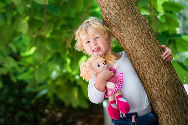 Kleines Kind steht neben Baum — Stockfoto