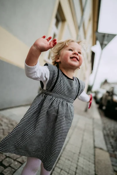 Kleines Mädchen mit Sonnenbrille in der Stadt — Stockfoto