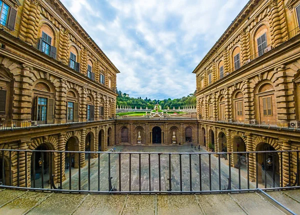 Pátio Palazzo Pitti e acesso aos Jardins Boboli em Florença — Fotografia de Stock