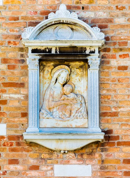 Madonna och barn, dekor på väggen i ett hus i Venedig — Stockfoto