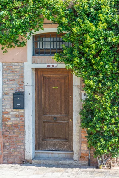 Porta antiga típica em Veneza — Fotografia de Stock