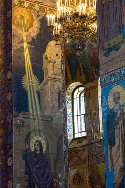 Kirche des Erlösers auf vergossenem Blut. Mosaik auf den Säulen der — Stockfoto