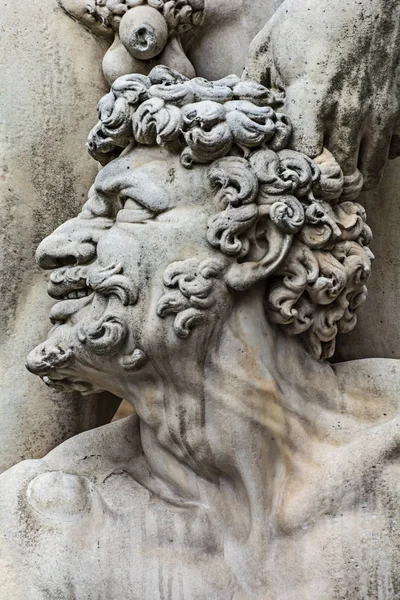 Estátua de Hércules. Hércules mata o monstro que respira fogo Ca Fotos De Bancos De Imagens Sem Royalties