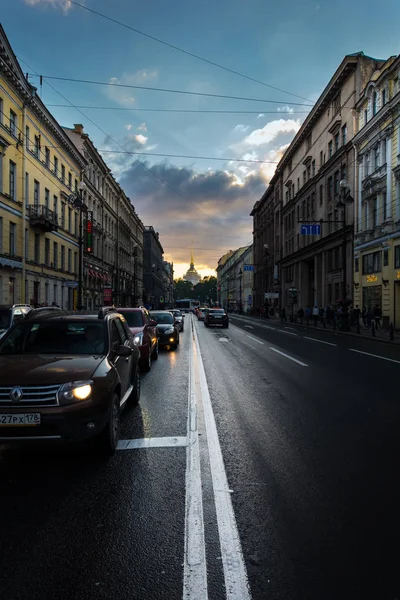 Kvällen trafik på Nevskij Prospekt, den vita natten i St. Peter — Stockfoto