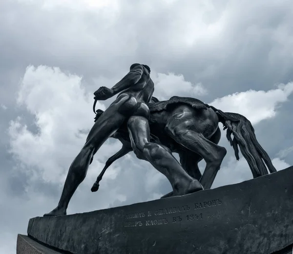 Konia trzymając rzeźby człowieka most Anichkov Dostoe — Zdjęcie stockowe