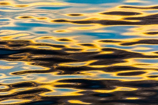 Reflexión en ondulaciones de agua — Foto de Stock