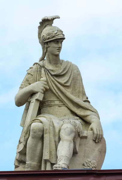 Скульптура, украшающая здание Адмиралтейства Святого Петра — стоковое фото