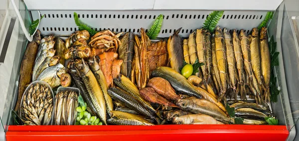 Peixe fumado no mercado — Fotografia de Stock