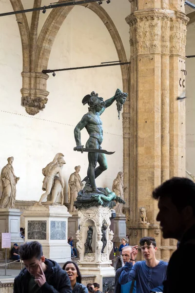 Bronzen standbeeld van de Perseus met het hoofd van Medusa — Stockfoto