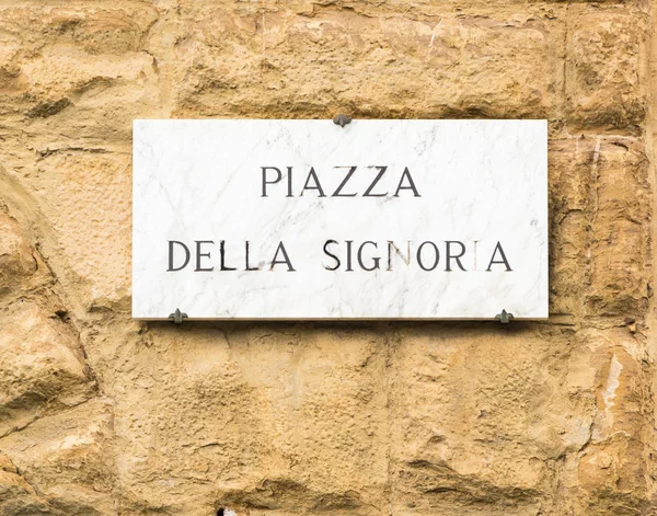 Piazza della signoria straßenschild an der wand in florenz, italien — Stockfoto