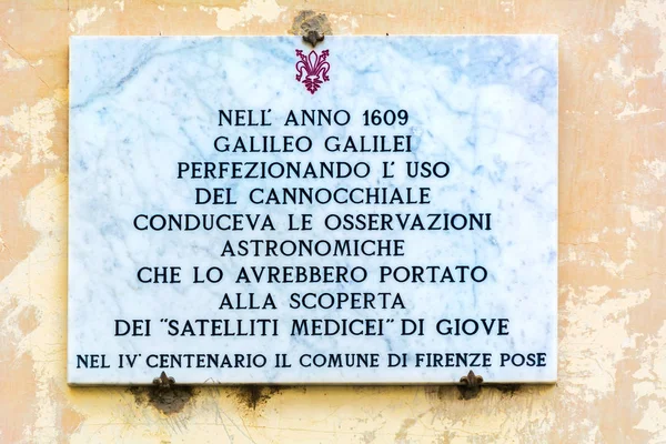 Nell 'anno 1606 Galileo Galilei perfezionando l' uso del cannocc — Foto de Stock