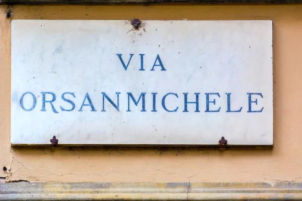 Via Orsanmichele, straatnaambord op de muur in Florence, Italië — Stockfoto