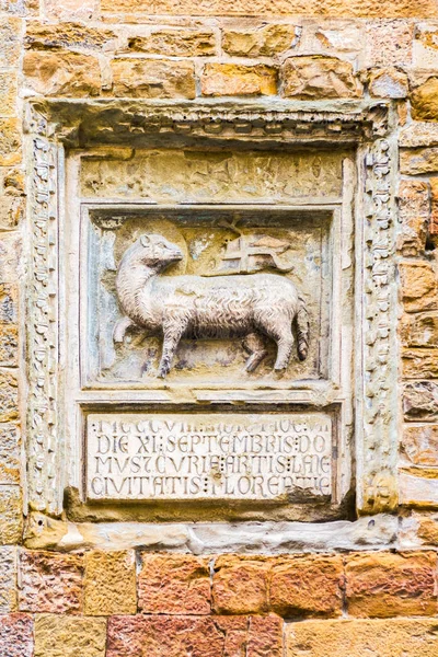 Bas-relief d'un mouton avec un drapeau sur le mur d'un vieux bâtiment — Photo