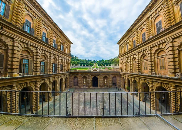 Patio Palazzo Pitti och tillgång till Boboli Gardens i Florens — Stockfoto