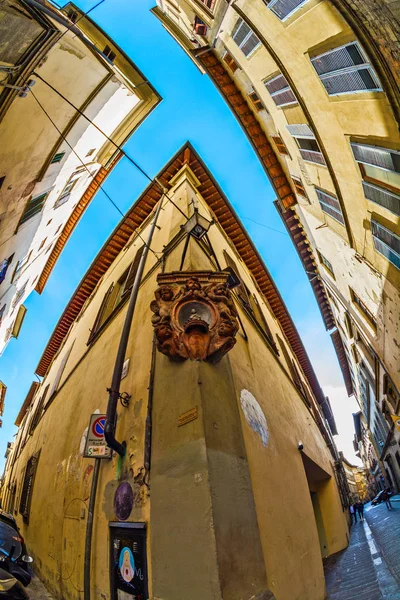 Een smalle strook van hemel tussen drukke oude gebouwen — Stockfoto