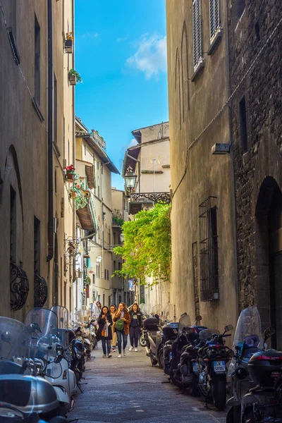 Toeristen lopen door de pittoreske straatjes van Florence op een b — Stockfoto