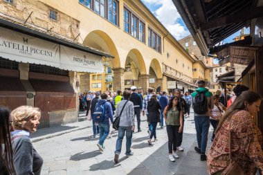 Turistler Floransa'da Eski Köprü Ponte Vecchio boyunca yürümek