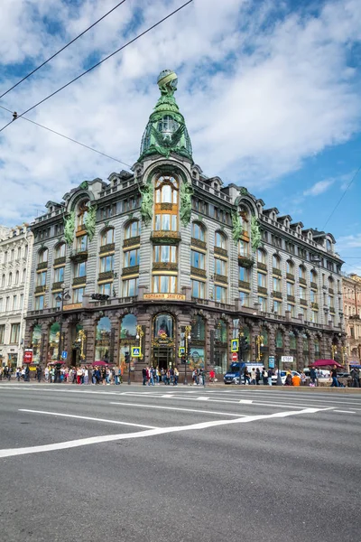 Vista frontal do Edifício Zinger, São Petersburgo, Rússia . — Fotografia de Stock