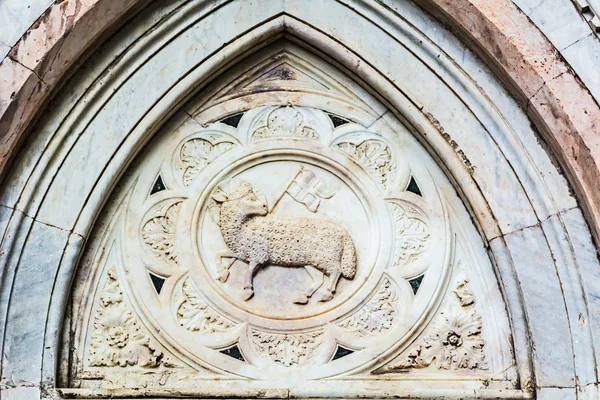 Bajorrelieve de una oveja con una bandera en la pared en florencia —  Fotos de Stock