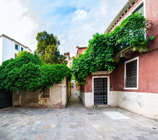 Típico patio antiguo en Venecia — Foto de Stock