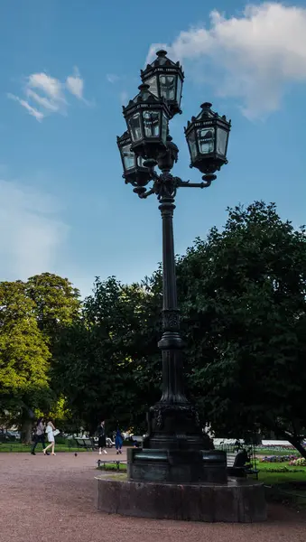 Silhueta de uma lâmpada de rua no fundo do belo s — Fotografia de Stock