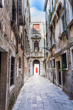 Venedik'te tarihi binalar arasında gizemli ağ geçidi