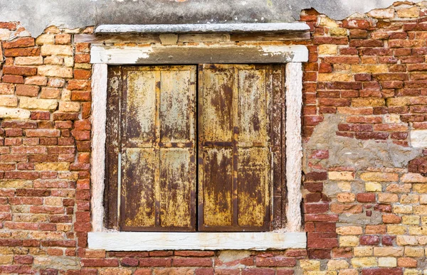 Fenêtre typique à Venise — Photo