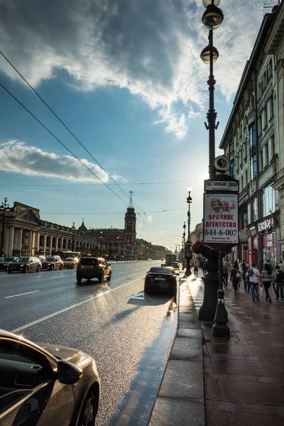 Akşam trafik Nevsky Prospect, St. Peter beyaz gece — Stok fotoğraf