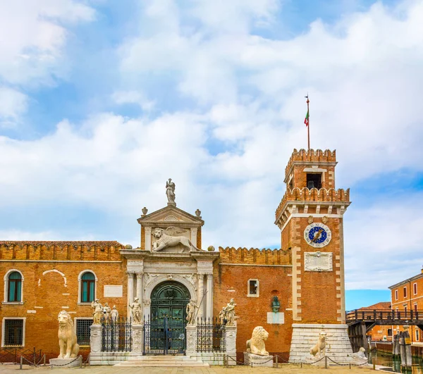 Gateway of Venedigs historiska Arsenal, se under molnigt himmel — Stockfoto