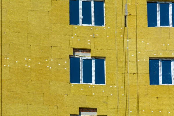 ガラスウール断熱材および石膏の外壁に関する作業 — ストック写真