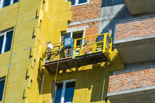 Work on the external walls of glass wool insulation and plaster — Stock Photo, Image
