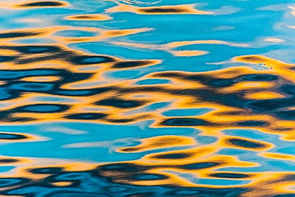 Réflexion dans les ondulations d'eau — Photo