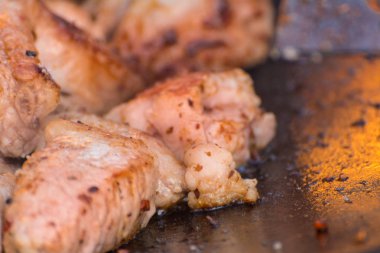 Et bir kazanda pişirilir