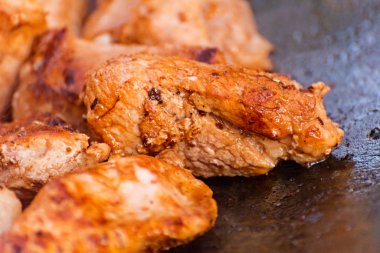 Et bir kazanda pişirilir