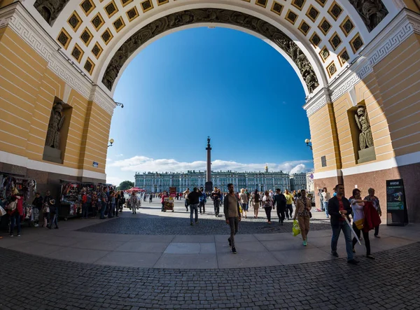 Palácio de Inverno e Coluna Alexander através do Arco do General S — Fotografia de Stock