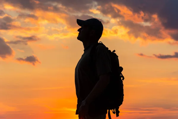 Silhouette of tourist and a beautiful landscape — Stock Photo, Image