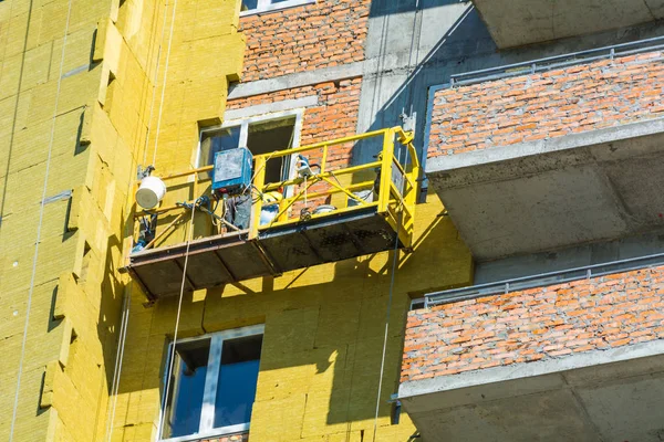 Cam yünden yalıtım ve alçıdan oluşan dış duvarlar üzerinde çalış. — Stok fotoğraf