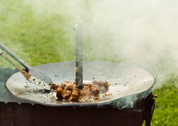 Das Fleisch wird in einem Kessel gekocht — Stockfoto