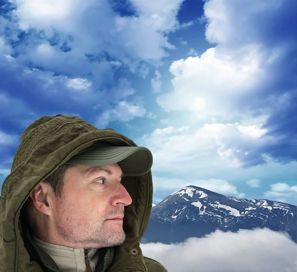 Zimowy turysta na fantastycznym tle nieba — Zdjęcie stockowe