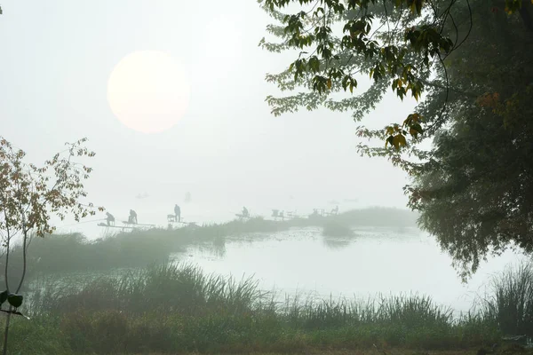 Фігури рибалок в тумані — стокове фото