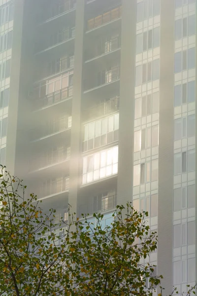 太陽は早い時期に市営住宅の窓に当たる — ストック写真