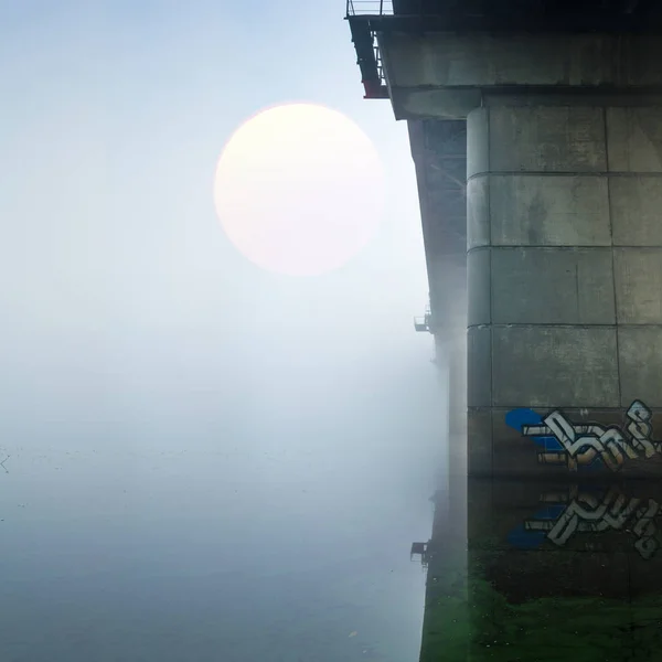 Pont sur la rivière brumeuse — Photo