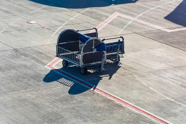空港に並ぶ空の荷物トロリー. — ストック写真
