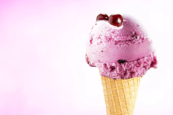 Gelato Cono Frutta Con Bacche Ciliegia Fresche — Foto Stock