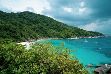 Tropik ada, deniz tekne ve bulutlu gökyüzü ile dağda üzerinden Üstten Görünüm