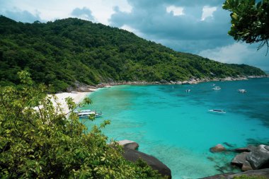 Tropik ada, deniz tekne ve bulutlu gökyüzü ile dağda üzerinden Üstten Görünüm