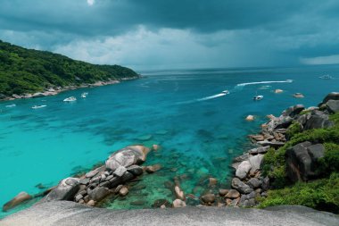 Tropik ada, deniz tekne ve bulutlu gökyüzü ile dağda üzerinden Üstten Görünüm