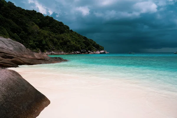 Tropiska Vita Sandstranden Över Vackra Havet Och Molnig Himmel Bakgrund — Stockfoto
