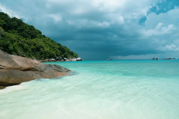 Tropiska Vita Sandstranden Över Vackra Havet Och Molnig Himmel Bakgrund — Stockfoto